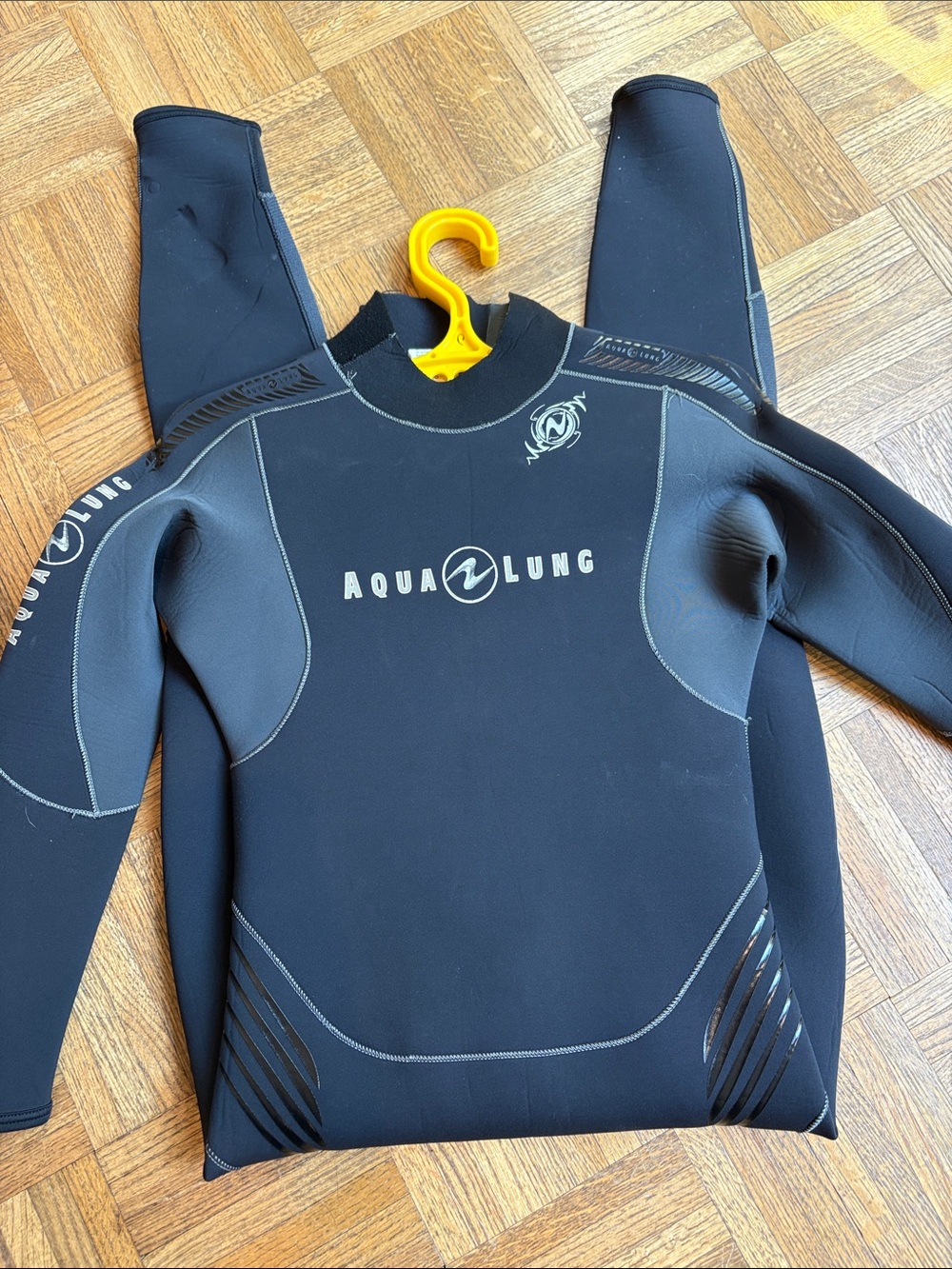 AquaLung | 3mm Men’s Black Full-Length Neoprene Wetsuit Size Small.